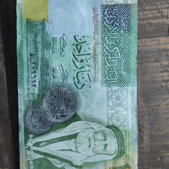 Assorted World Currency Notes - Picture 16 of 16